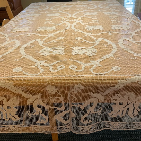 VTG Lace tablecloth. exquisite. Floral pattern. Cleaned. 84x64”. - Picture 1 of 7